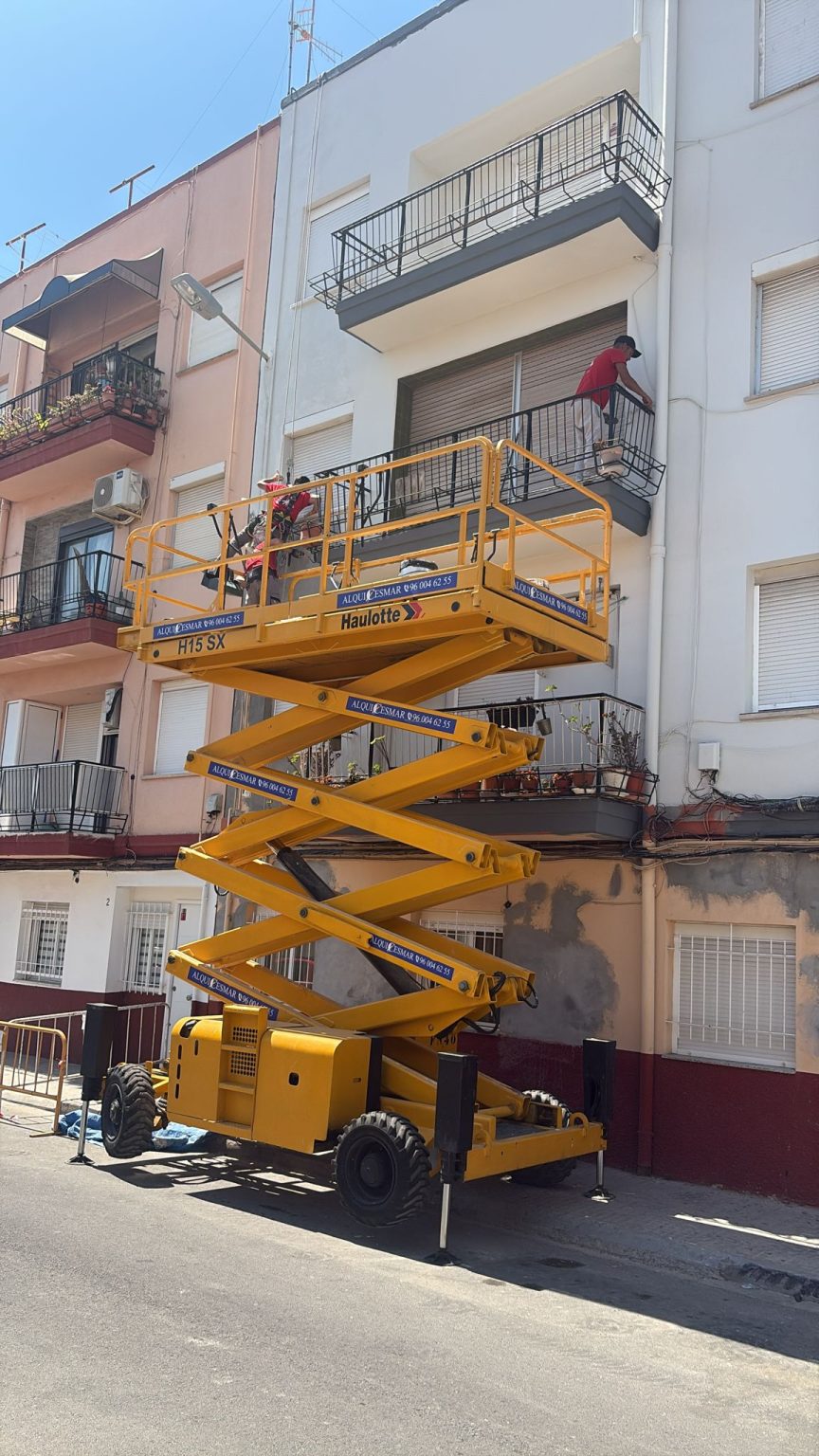 Trabajos verticales en Valencia con plataforma elevadora para reparación de fachada