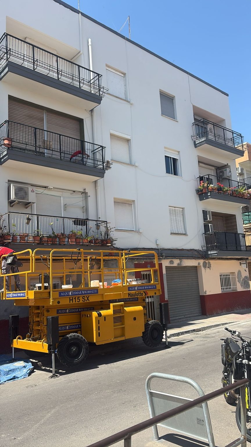 Trabajos verticales en Valencia para mantenimiento de edificio residencial