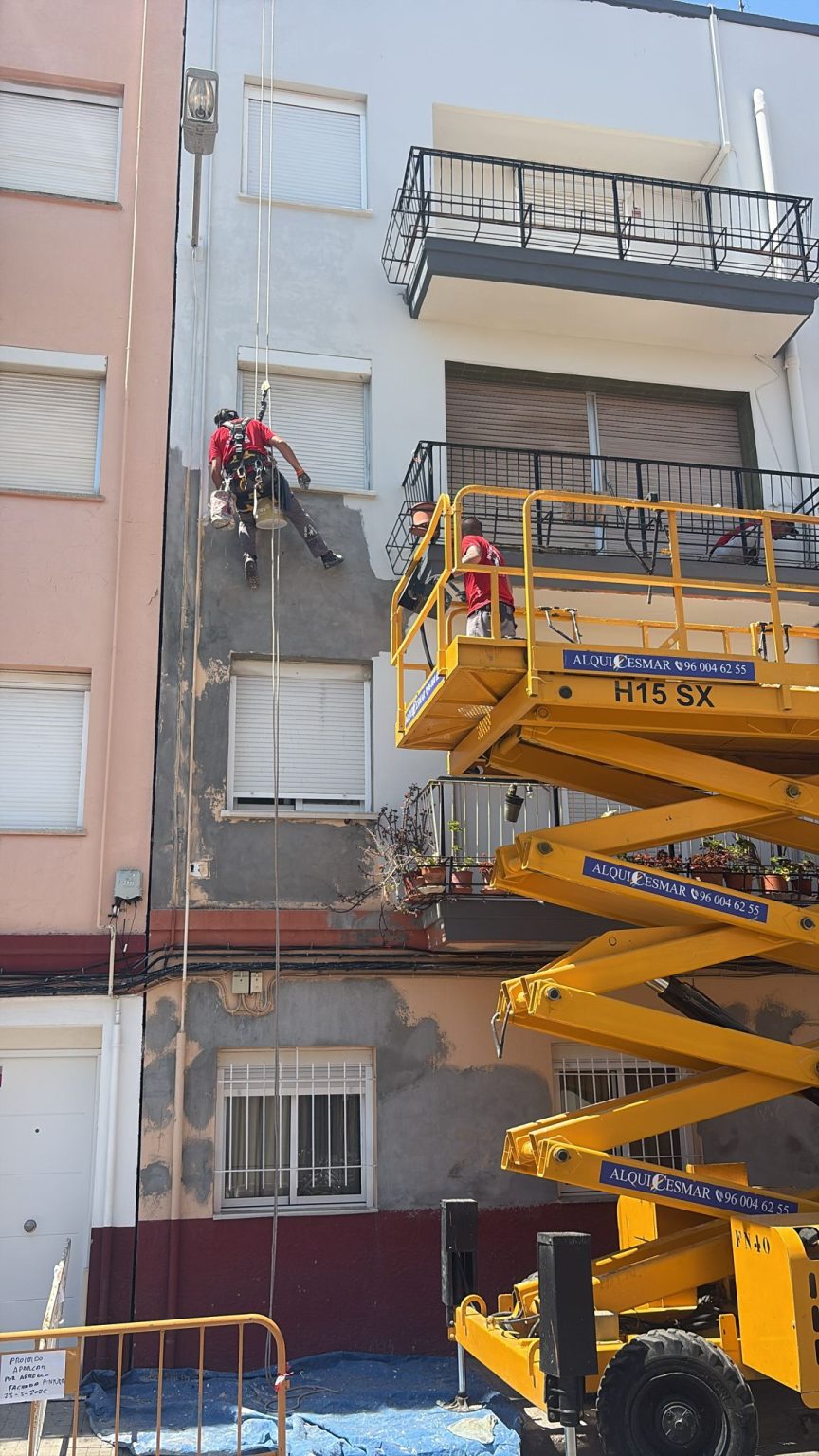 Trabajos verticales en Valencia para rehabilitación de fachada en edificio residencial