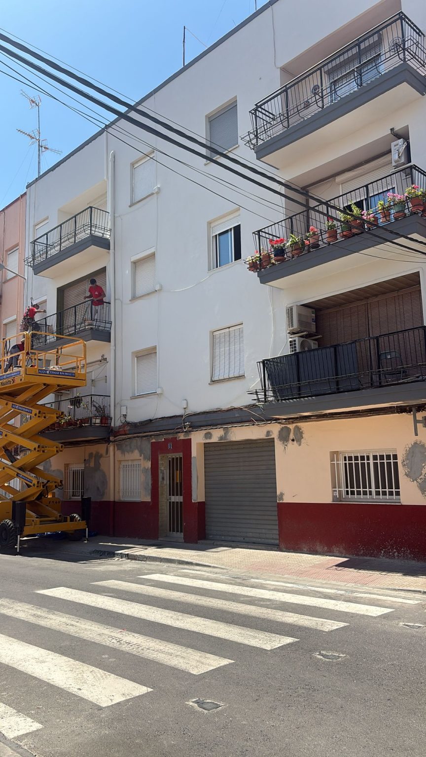 Trabajos verticales en Valencia para reparación en altura de fachada exterior