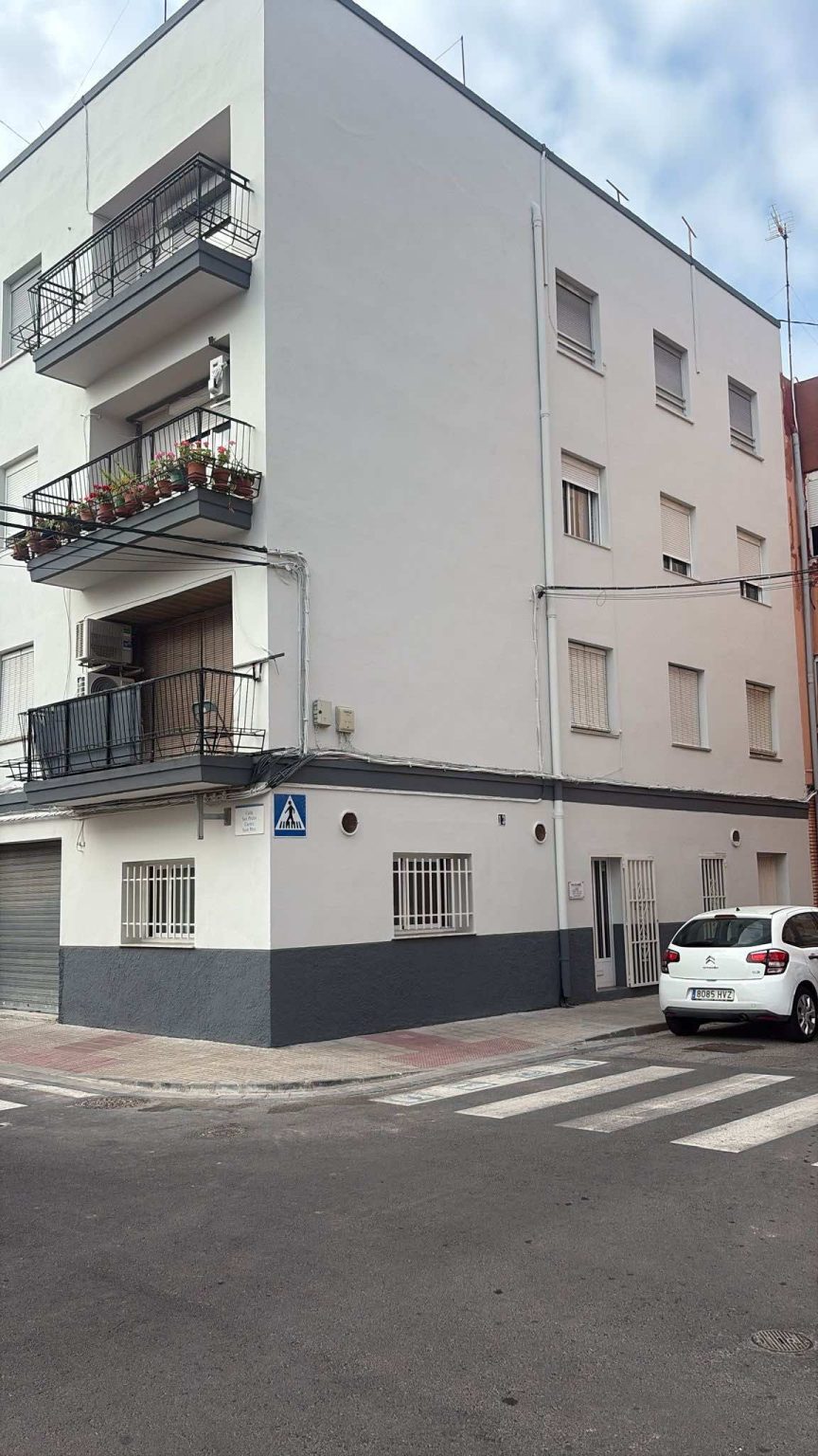 Rehabilitación de fachada lateral de edificio residencial con acabado exterior renovado